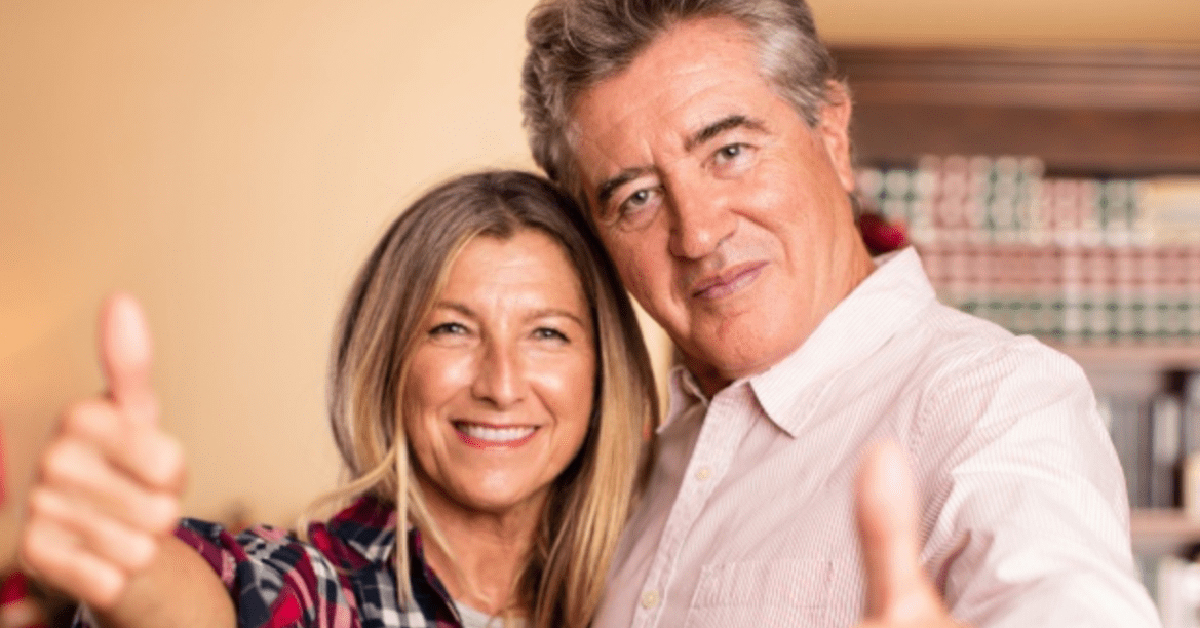 TIFINANZIA TI ANTICIPA IL TFS - un uomo e una donna sui 50 anni con i pollici all'insù