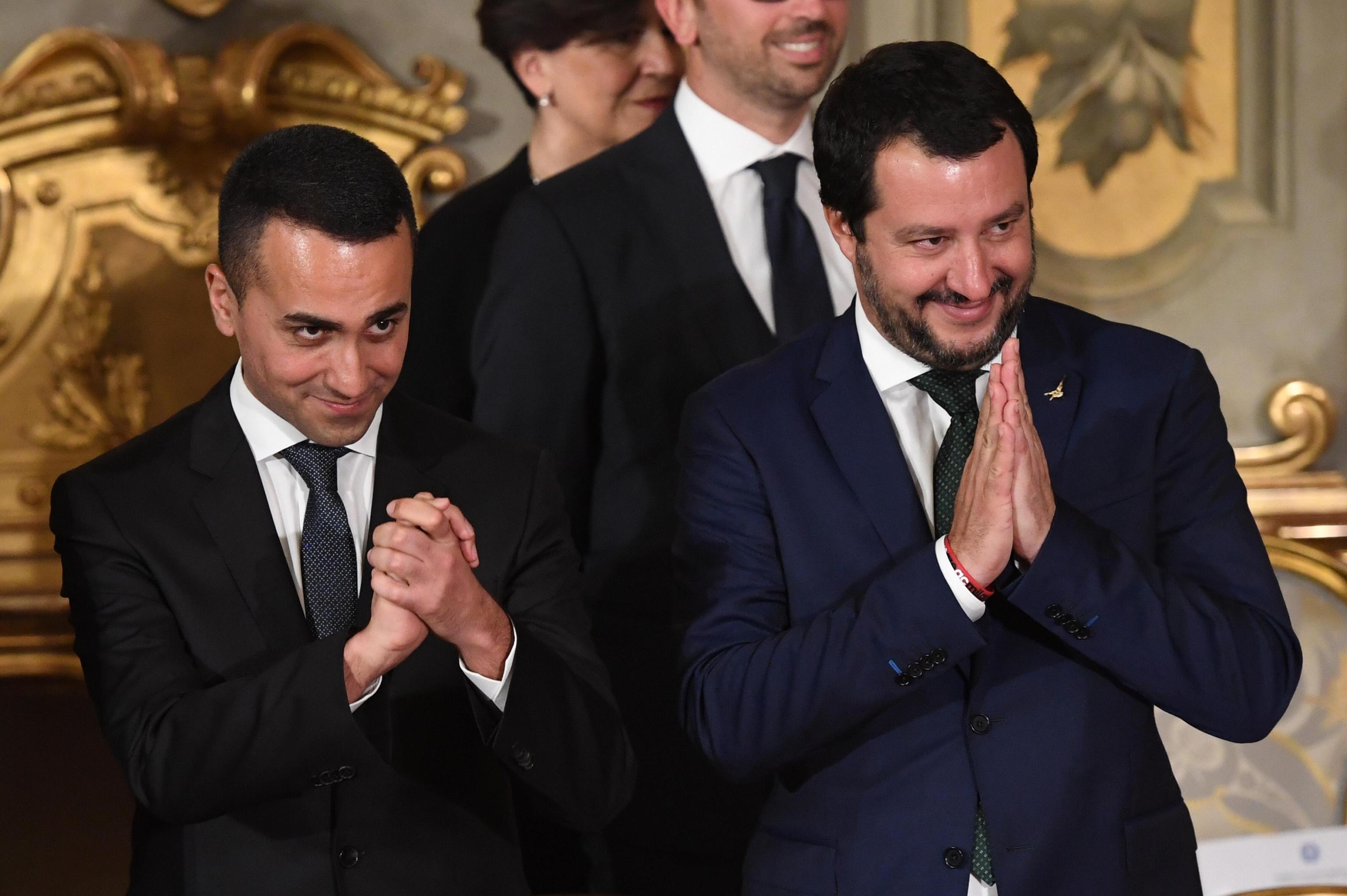 Salvini e Di Maio insieme in una foto con un espressione sorridente