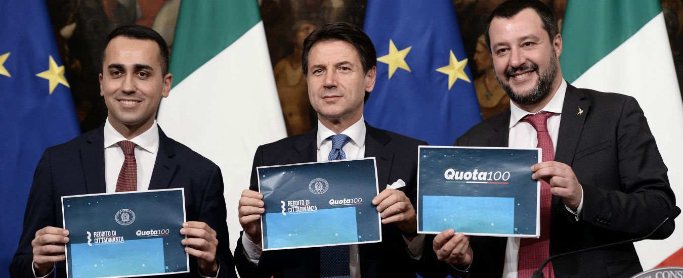 Foto che ritrae Di Maio, Conte e Salvini al termine del Consiglio dei Ministri su Quota 100