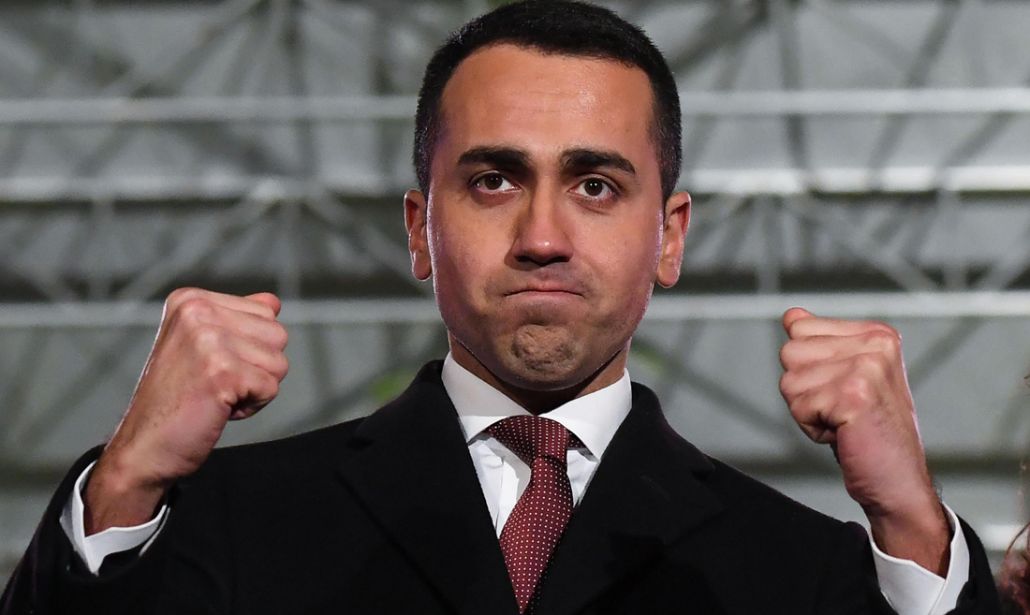 foto di Di Maio che alza le mani a pugno