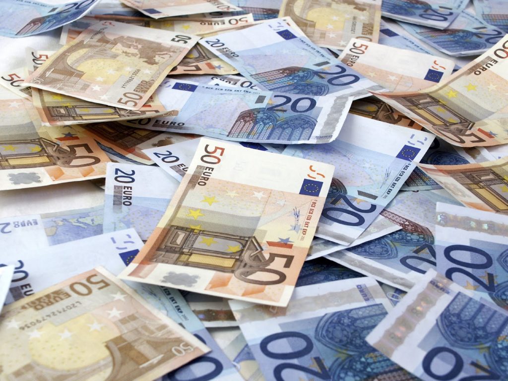 foto di banconote di taglio 50 e 20 euro