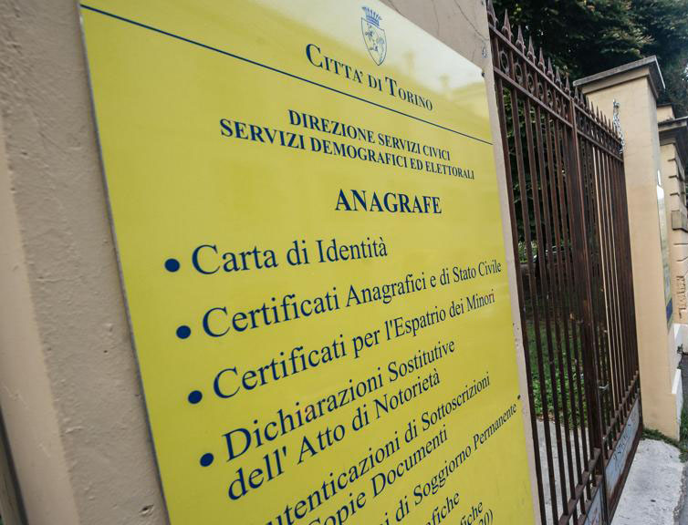 Foto del cartellone esplicativo dell'anagrafe di Torino
