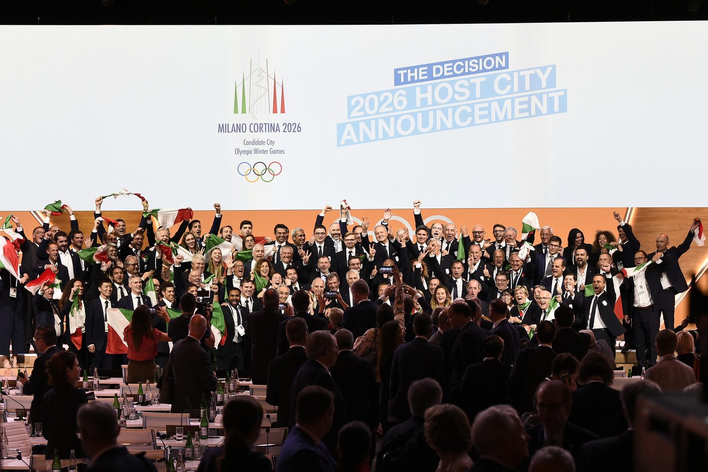 Milano-Cortina vince la candidatura per le Olimpiadi 2026, in foto gli Italiani presenti a Losanna che esultano