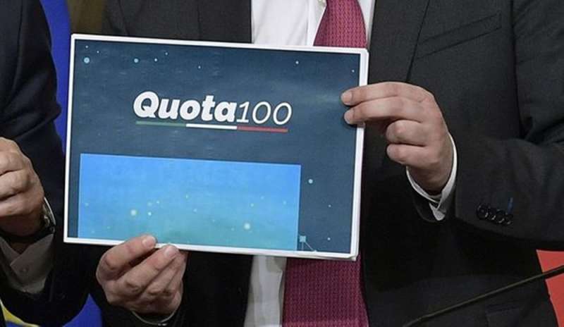 Foto di un foglio con il logo Quota 100 tenuto in mano da Conte nel giorno dell'approvazione