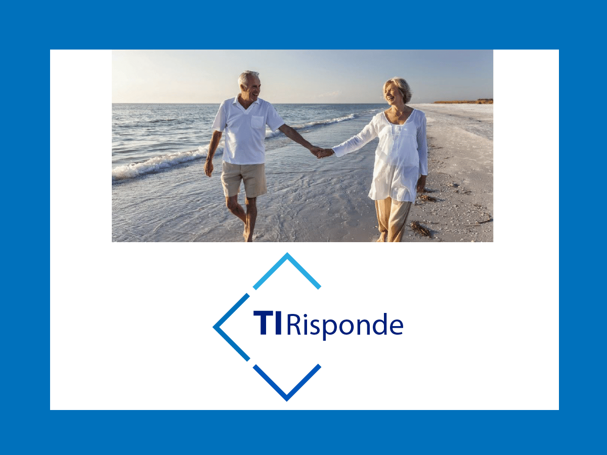 coppia di pensionati felici che si tiene per mano su una spiaggia